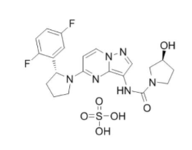 (3S)-N-[5-[(2R)-2-(2,5-二氟苯基)-1-吡咯烷基]吡唑并[1,5-A]嘧啶-3-基]-3-羟基-1-吡咯烷甲酰胺硫酸盐