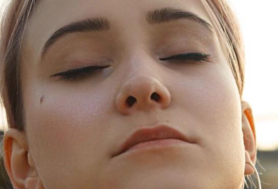 季节交替,乙酰基六肽-49为肌肤搞好抗敏感的天然屏障