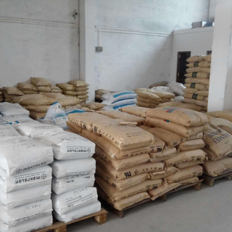 1，2-二甲基咪唑 1739-84-0