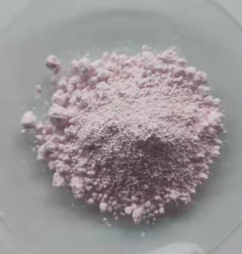 氧化铒是一种粉红色粉末，化学式为Er2O3。氧化铒 它微溶于无机酸，不溶于水，加热至1300℃时转变为六方体结晶，且不熔融