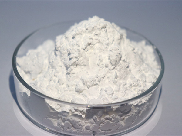 氧化铝难溶于水的白色固体，无臭、无味、质极硬，易吸潮而不潮解（灼烧过的不吸湿）。