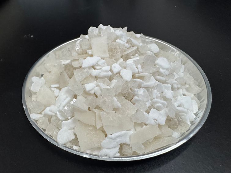 融雪剂（白色片状、颗粒状、粉状的固体）