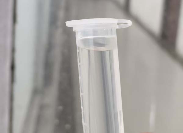 乙基磺酰氯是强的亲电试剂，可与醇、酚、胺等化合物反应