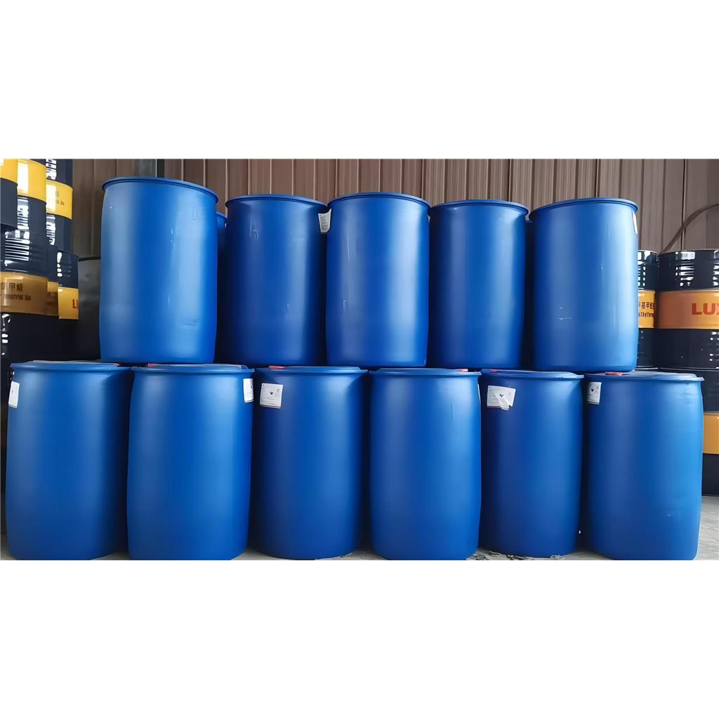 亚硝酸异戊酯是一种有机化合物，化学式C5H11NO2，常温下为淡黄色透明液体，密度0.872g/cm3，沸点99℃，不溶于水但可溶于乙醇、乙醚等有机溶剂。